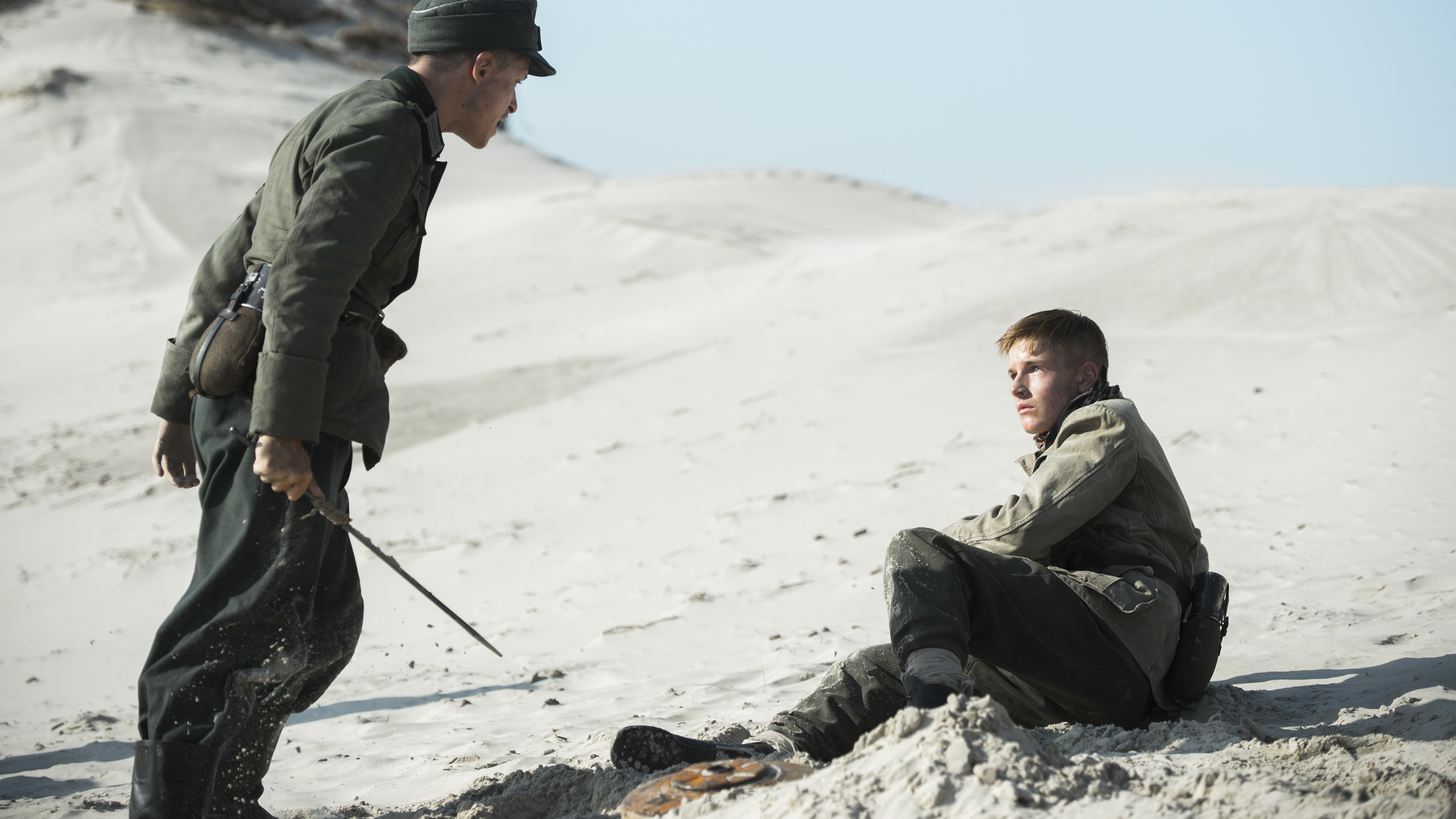 根据真实事件改编，那片美丽的沙滩上，无数孩子像狗一样死去