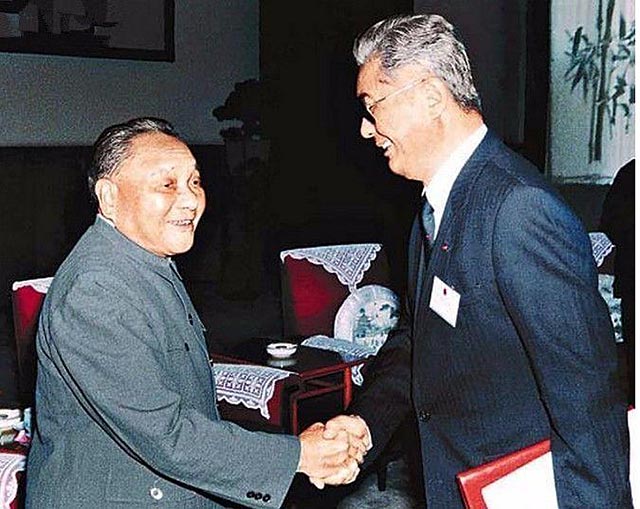 1986年,*小平邓**在京会见荣氏家族:你们就像杨家将,是有功的