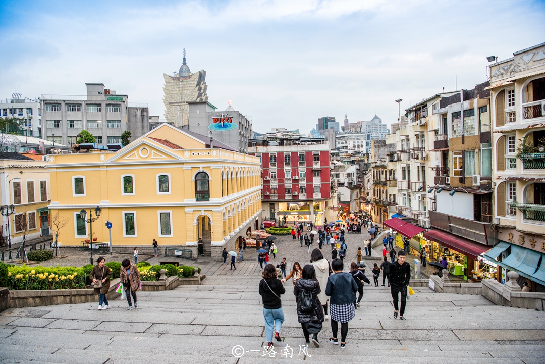 何鸿燊在澳门建了一座金色大楼，周边都是旅游景点，每年游客如云