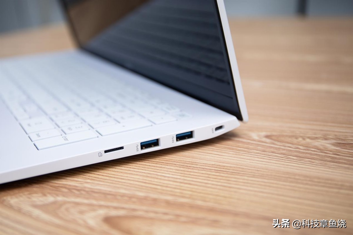 要巨屏还是要轻便,要大电视好看还是小电视好看