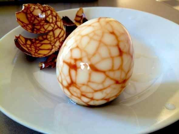 姑娘在街头卖“*袜丝**鸡蛋”,食客直言反胃,成品出来后却被众人夸