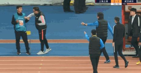 何别太在意：李铁踢球出界与抢夺球童皮球，都是足球游戏的一部分