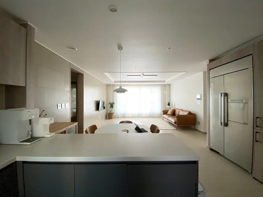 韩国太太客厅坚持不放柜子，茶几扔掉，116㎡反而比样板间干净