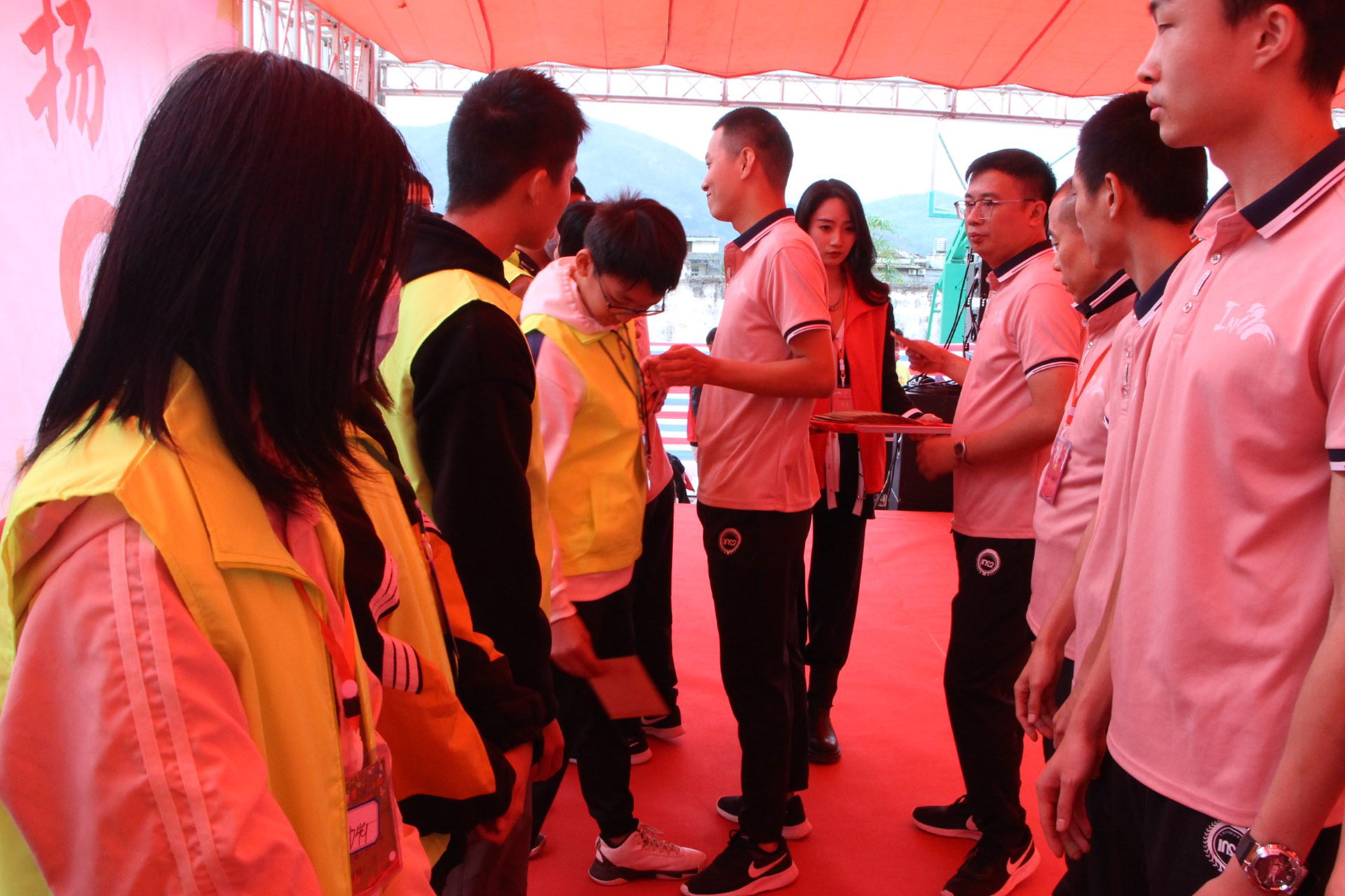 创盈芯实业联合“IN22”家族走进河源助学送爱心