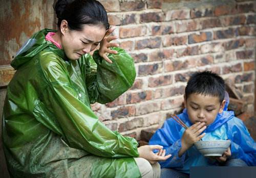 22岁嫁入豪门的“晴格格”，被亲儿子骂的王艳现在怎么样了？