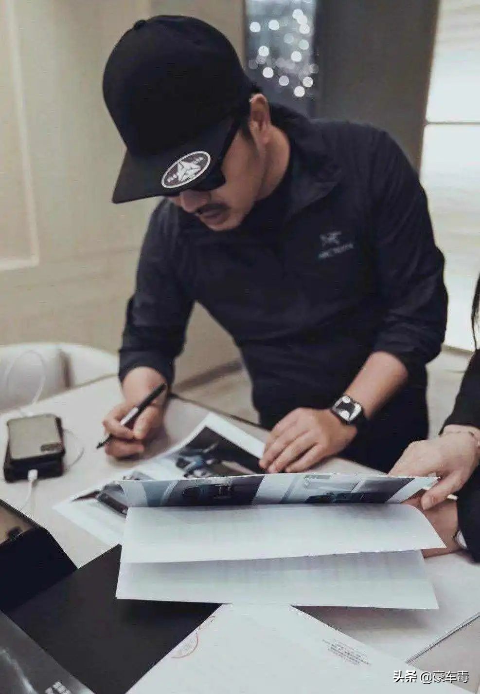 豪车毒老纪考斯特,豪车毒老纪小跟班