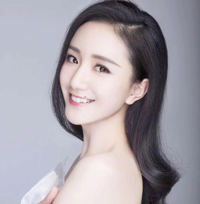 女人脸上长黑痣分析图,女人印堂有黑痣异性缘好不好