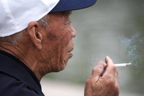 长期抽烟的人戒烟对身体有危害吗,长期吸烟的人对肺有哪些危害