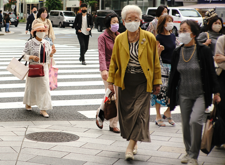 中年女人烫羊毛卷老气吗,40岁女人短羊毛卷发配什么穿着