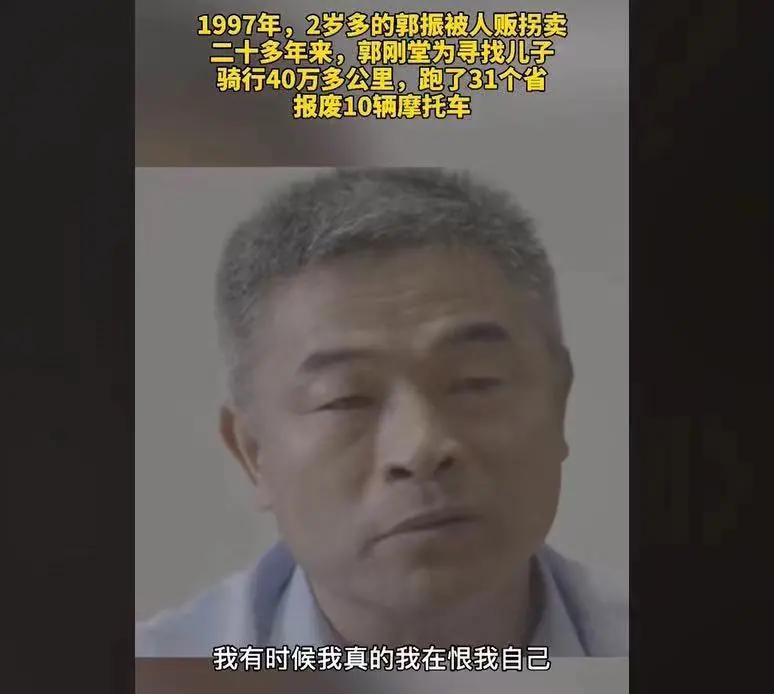 带儿子逛街被一小女孩抱住,妈妈带儿子去吃饭看见一个老人