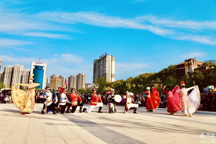 洛阳牡丹广场：*疆新**舞大联欢