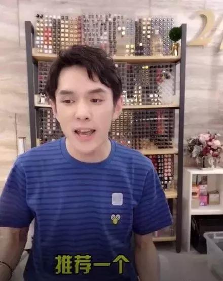 优衣库kaws联名连帽卫衣,优衣库联名kawst恤