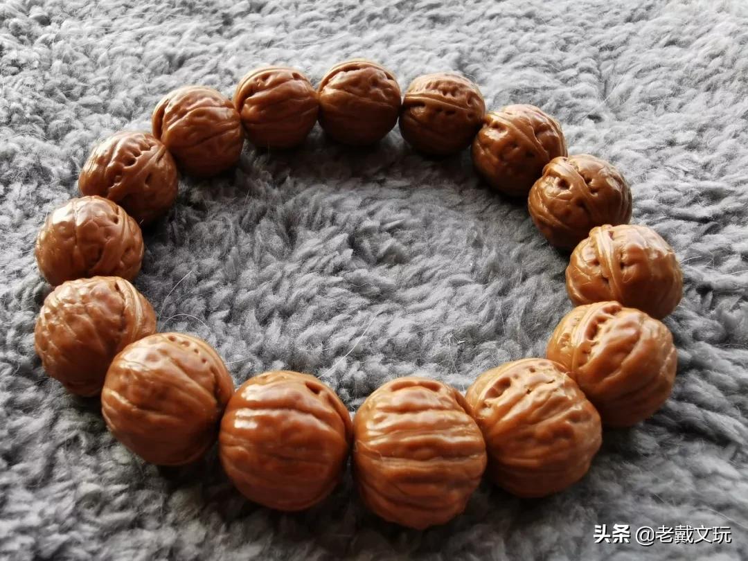 小秋子核桃如何辨别是不是塑料的,秋子核桃的变化过程