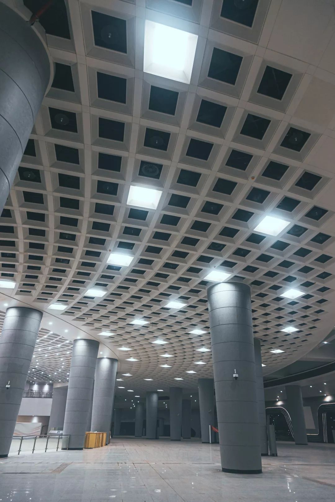 光谷广场地下综合体照片,光谷地下综合体和地下长廊