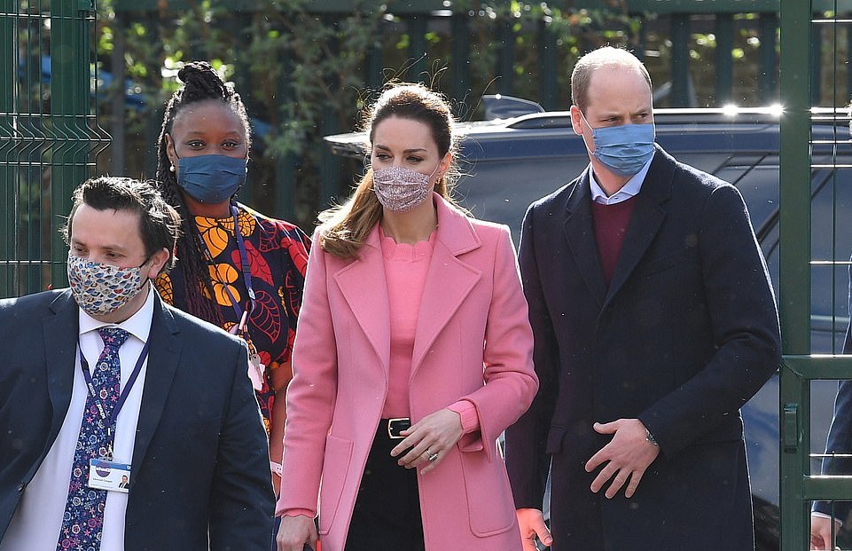 凯特就背1千3的包？穿粉色另有深意，梅根4万块的卡地亚手表送女儿