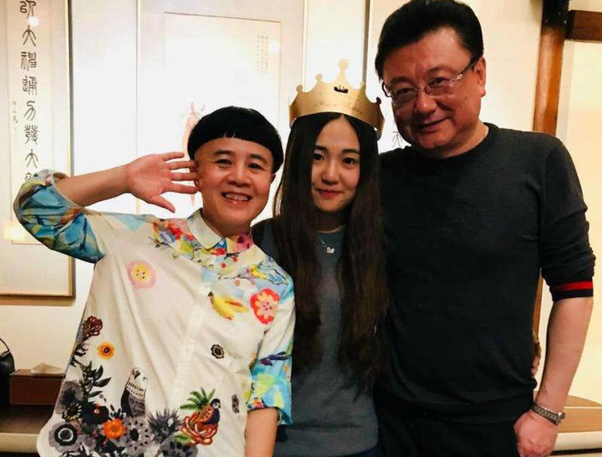 高龄生子、嫁神秘富商、退休成网红，“童年回忆”们变样了吗？