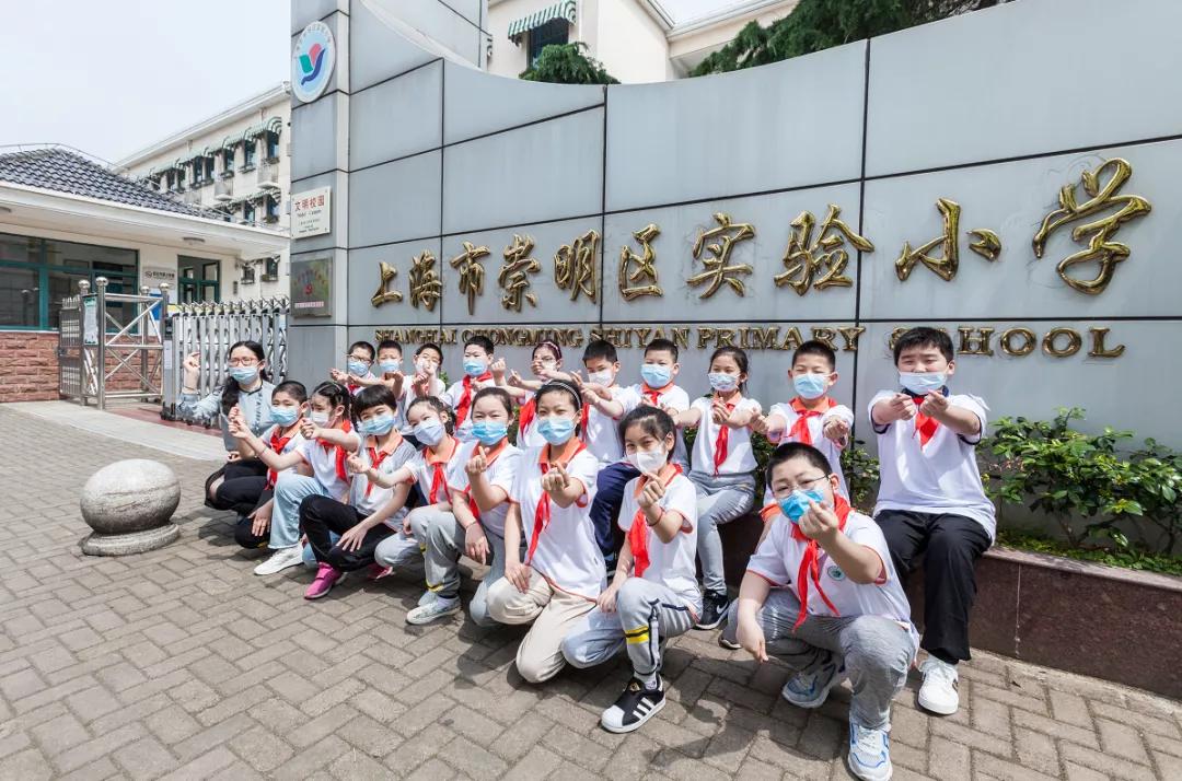 今天又有一批同学返校，来看师生们的自拍留念