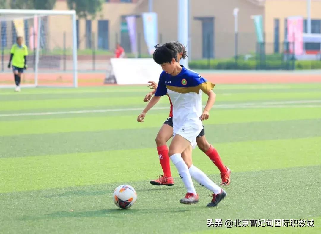 酷暑炎夏也挡不住球友打球的决心,足球绿茵场上的激情与梦想