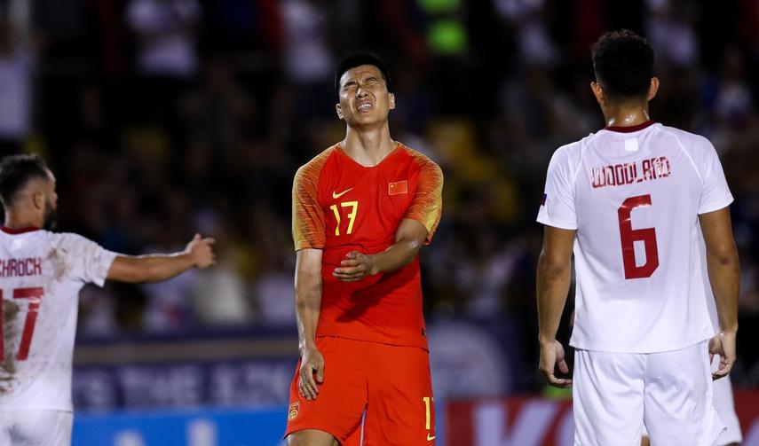 中国男足被对手球门线戏耍头球,中国足球出线形势分析战平泰国