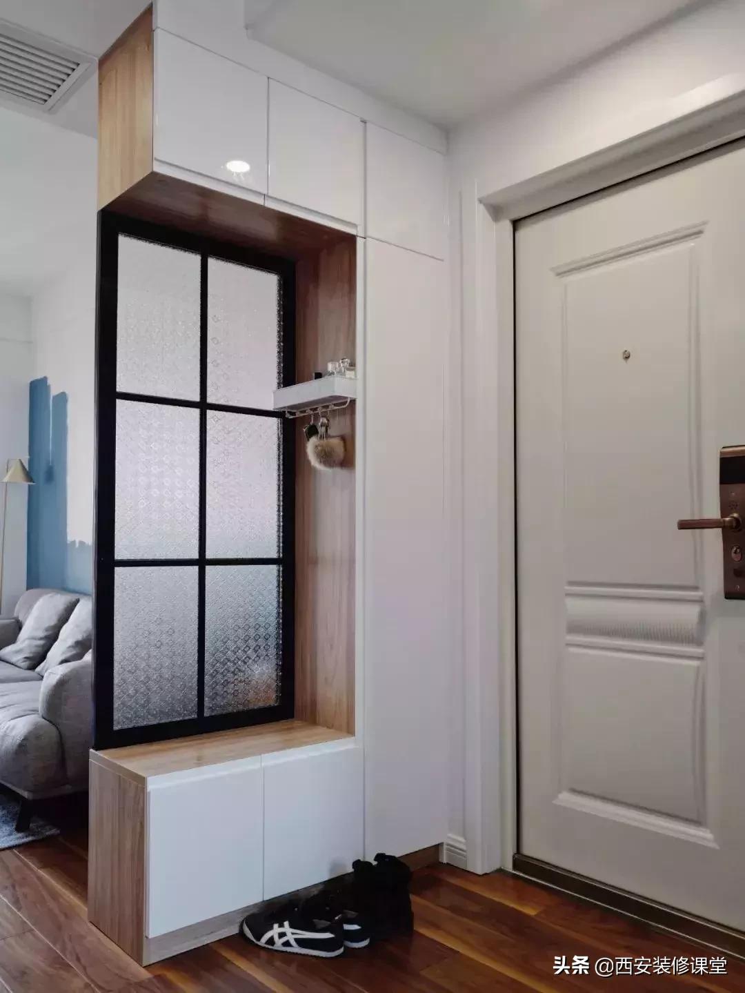 进门鞋柜设计右侧是餐厅隔断,红木鞋柜屏风隔断一体效果图