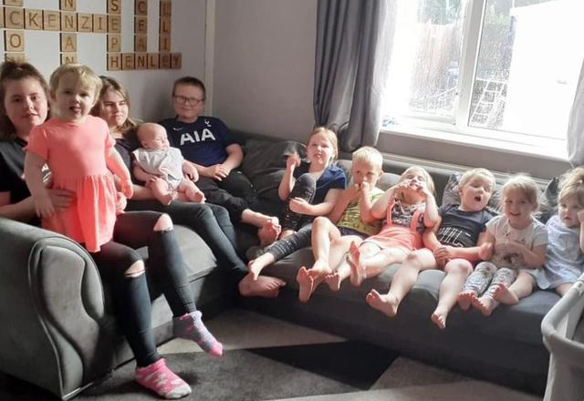 夫妻生了15个孩子完整版,小两口生10个孩子的家庭