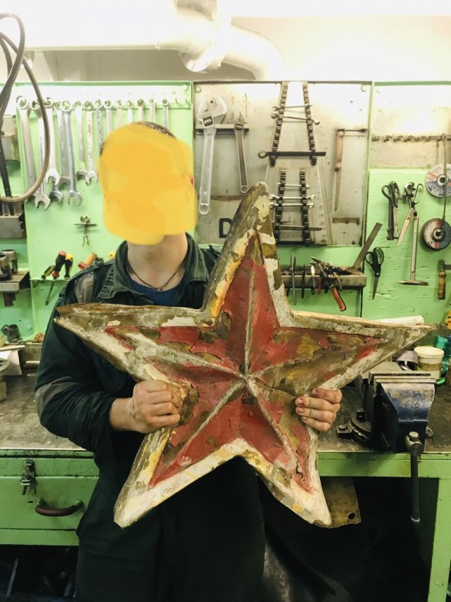 捡了大便宜!俄舰与货船相撞,舰艏红星掉落,竟成货船水手战利品