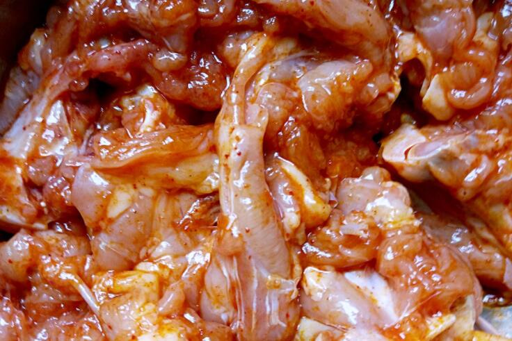 炸鸡叉骨怎么做颜色会很红,炸鸡叉骨怎么做好吃又嫩