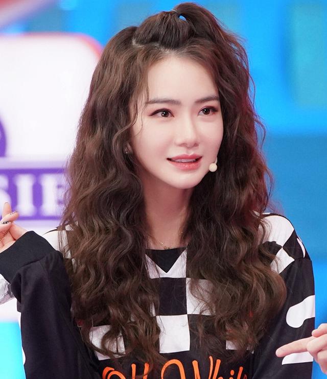 不烫不染圆脸女生适合的发型,圆脸适合黑长直还是适合自然刘海