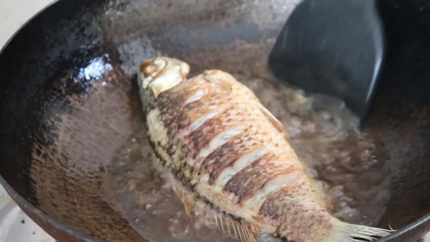 煎鱼怎么煎不粘锅不掉的小妙招,煎鱼不粘锅不破皮的正确做法简单