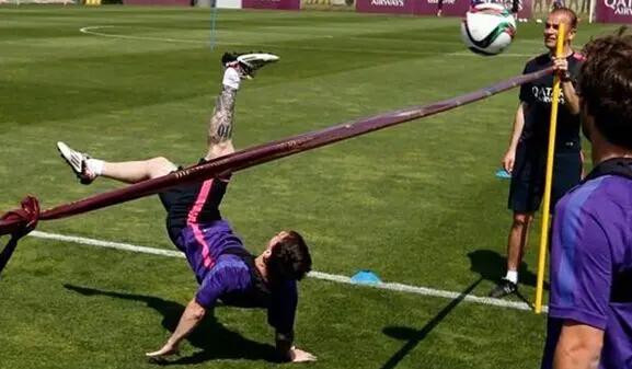 两个青训队员倒钩射门,足球对抗性的射门练习