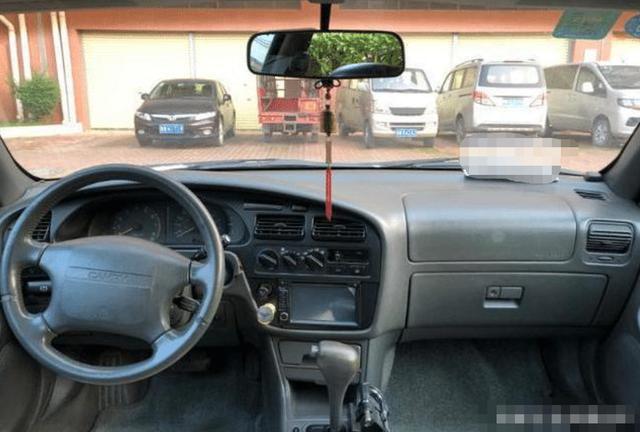 偶遇老款汽车,丰田佳美老车老了