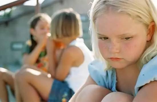 校园扫雪女孩手冻伤,13岁女孩扫雪被冻伤后来截肢了吗