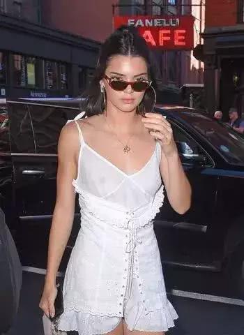 雪莉,热依扎“真空”PK,不穿内衣和吊带露胸哪个更放飞?