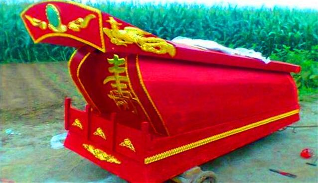 河南老农挖出一口棺材,农民建房挖出红棺视频