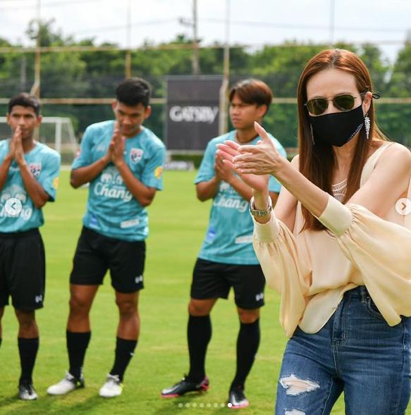 泰国华裔富婆惊艳亮相足球场!无袖衬衫秀性感,运动员害羞地低头