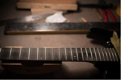 怎么更换吉他弦视频,民谣吉他换品丝需要都更换吗