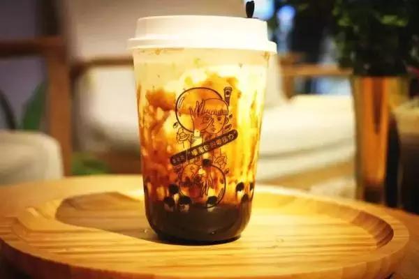 暗访多家知名奶茶店,我们走访了最火的9家奶茶店