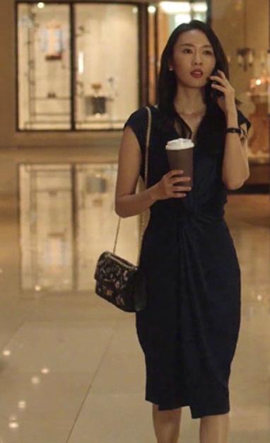 顾佳穿搭裙装合集,顾佳穿搭黑短裙白衬衫