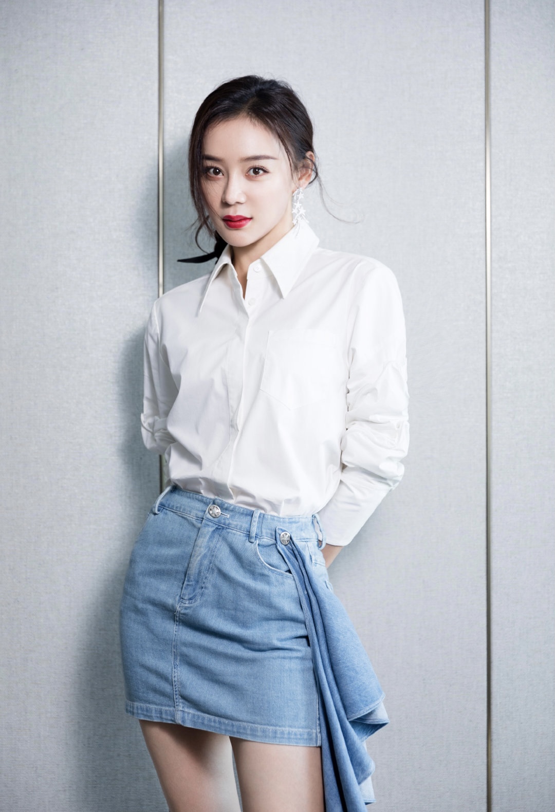 今年流行这样穿白衬衫牛仔裙,牛仔衬衫裙该搭配什么鞋子好看
