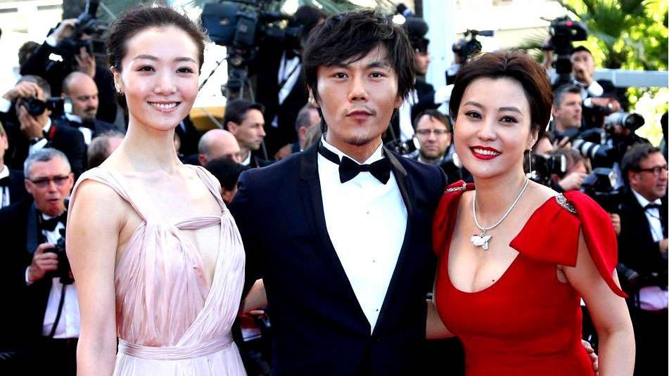 戛纳经典红毯照vs辣眼睛照！网友:甚至有点怀念范冰冰和张馨予