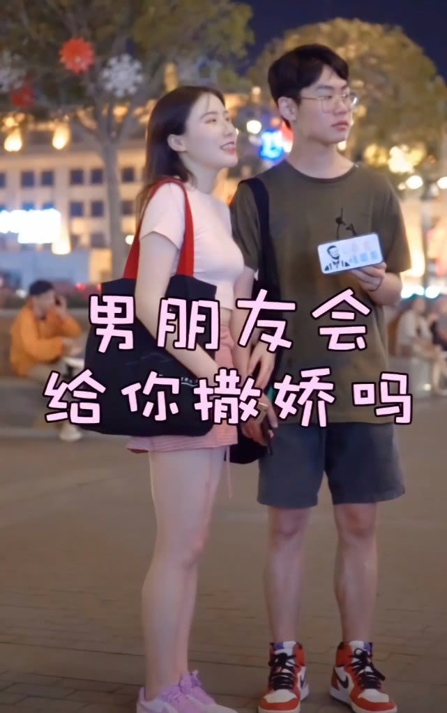 街上穿情侣装撒狗粮秀恩爱,街头情侣秀恩爱撒狗粮抖音