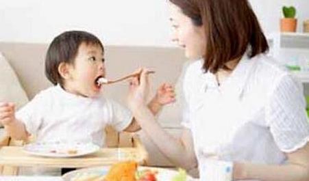 孩子异物卡喉妈妈及时救治,孩子卡喉妈妈机智施救朋友圈