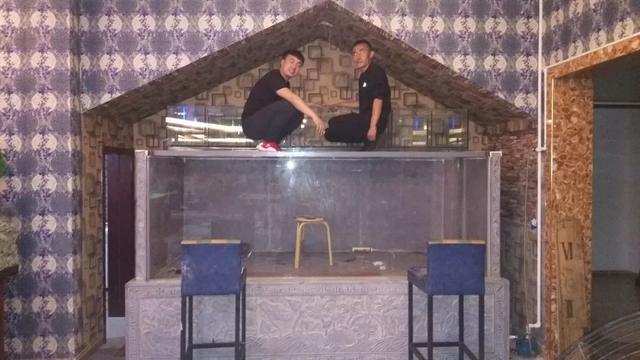 用3毫米玻璃粘的鱼缸,用大理石粘小型鱼缸