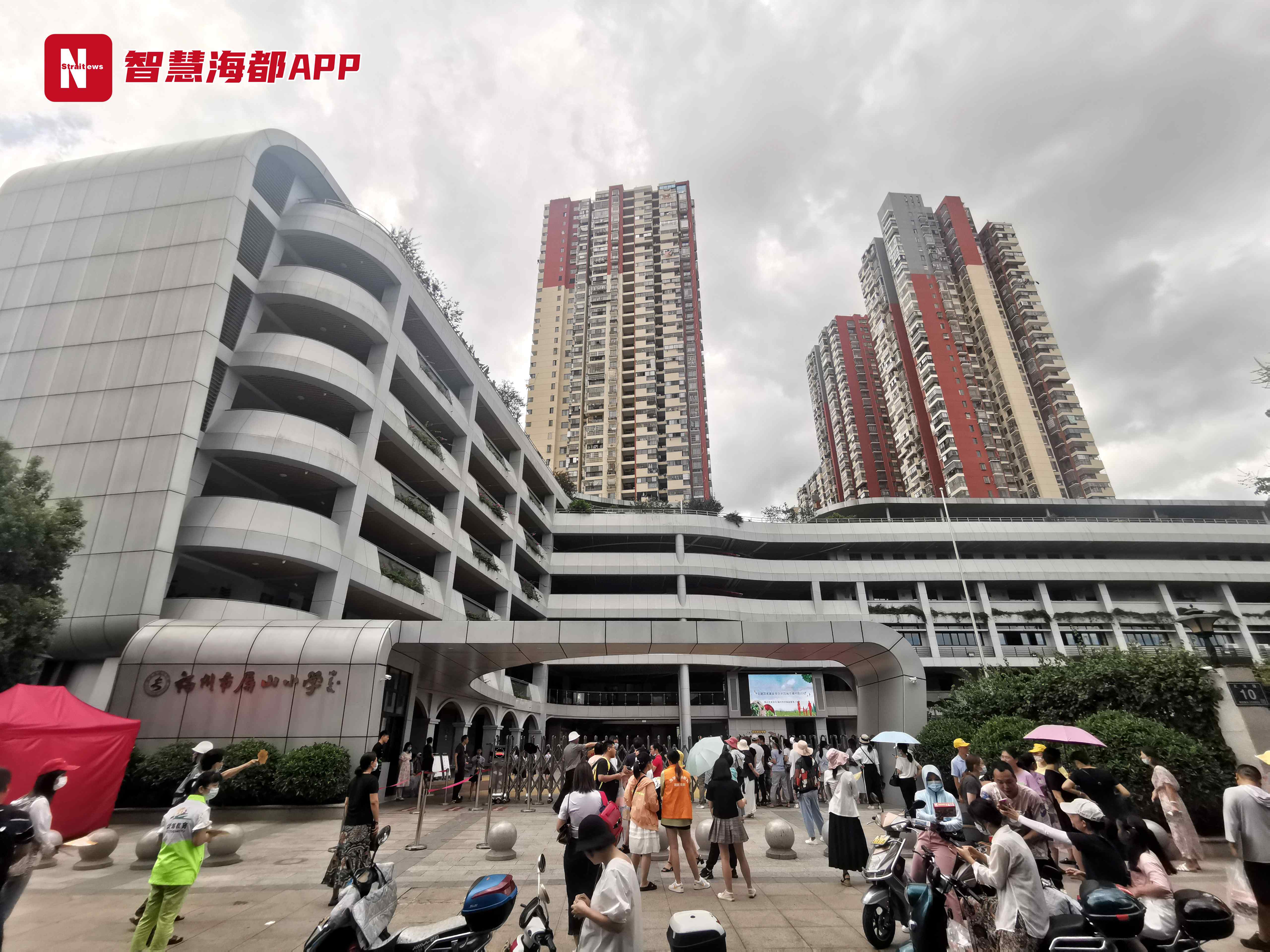 学校学生太多教室不够用,福州市屏山小学学生