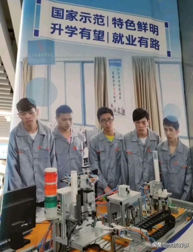 神回复：在公交车上碰到前女友，我怎么做可以不尴尬呢？