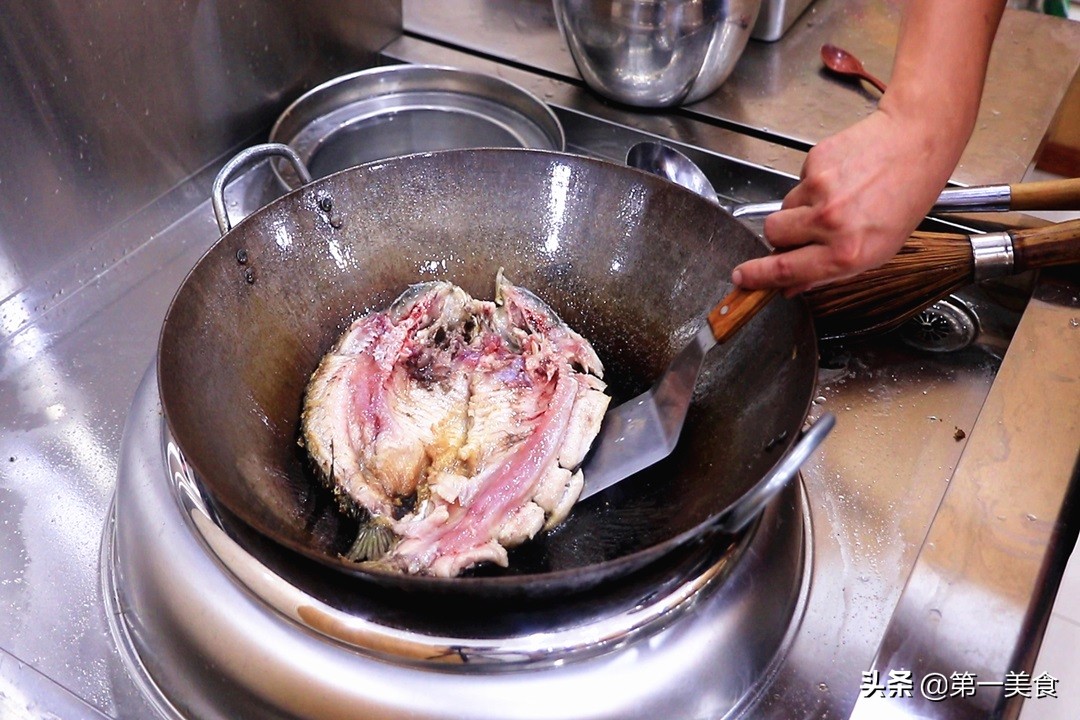 无需烤箱版家庭不辣酱香烤鱼做法,家庭版烤鱼不用烤箱也能做不吃辣