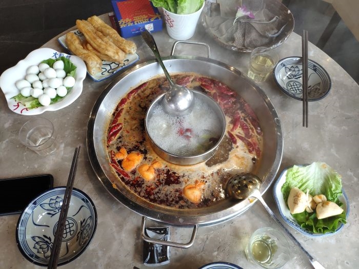 吃重庆火锅脸麻正常吗,吃火锅汤发黑