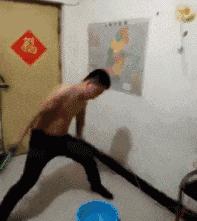 搞笑gif目光全在腿上了,爆笑gif动图我们一起出去霸气一点