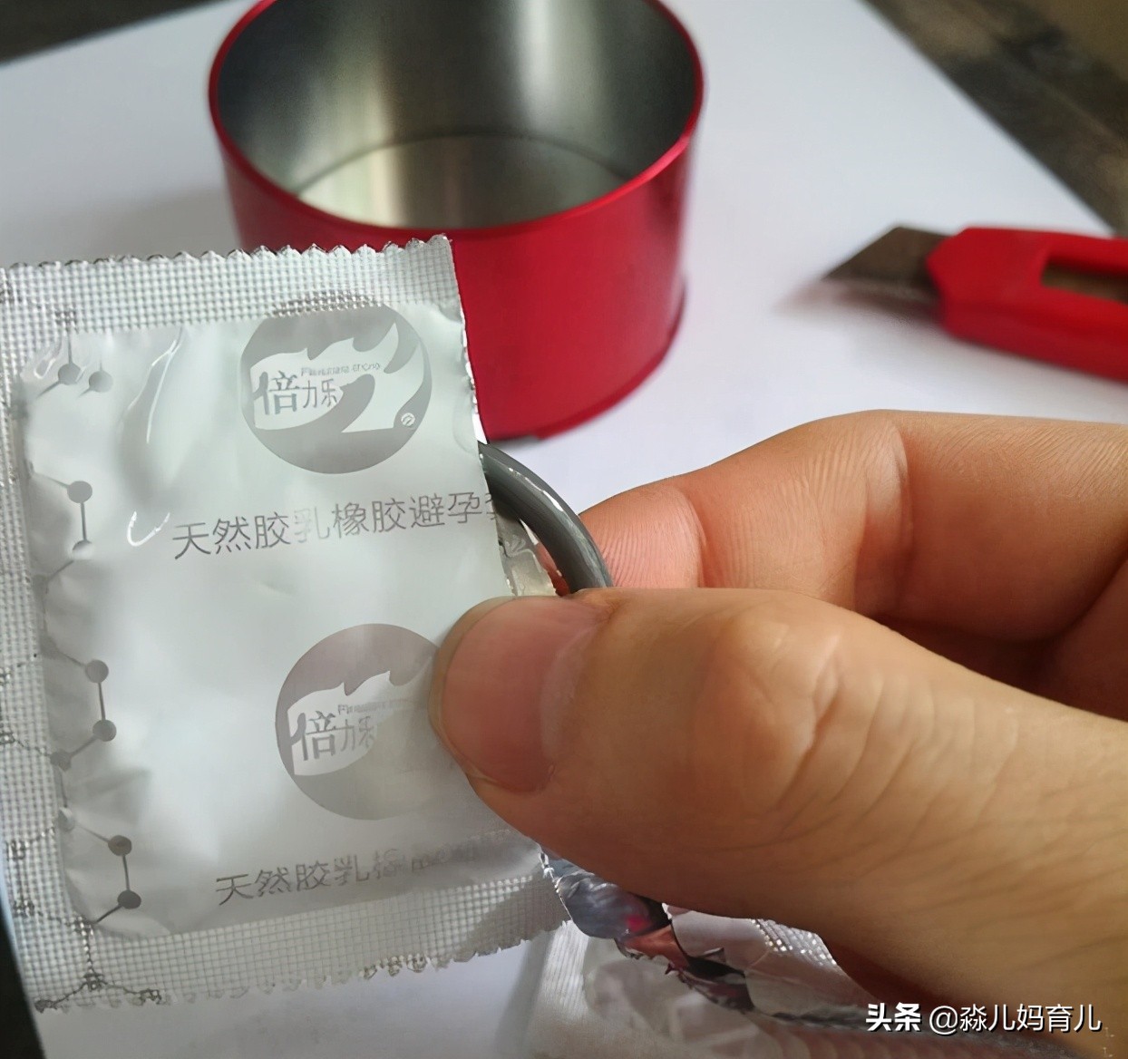 高二女孩书包发现这个，妈妈气得断绝母女关系