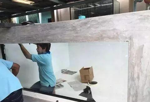 国外某熊孩子自告奋勇去擦缸把龙鱼吓脱臼了！